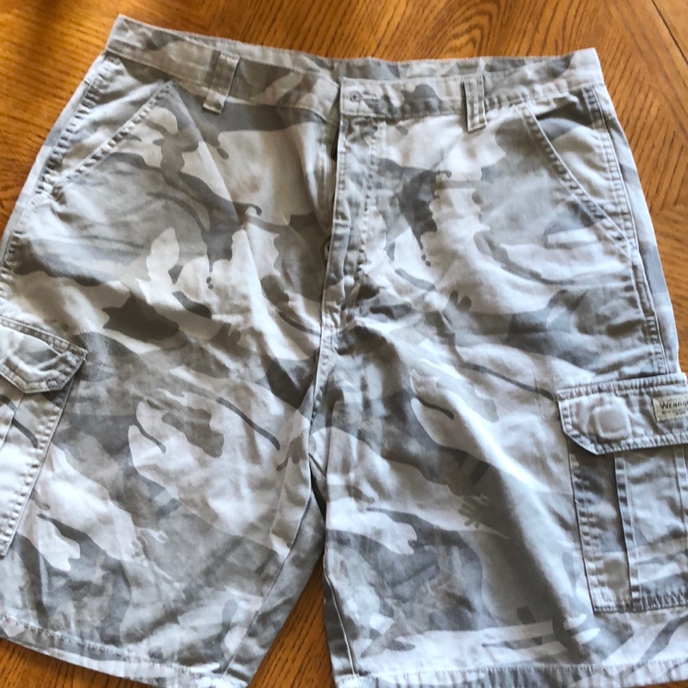 Wrangler cargo shorts, size 38, light camo